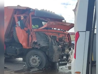 В Уральске пассажирский автобус столкнулся с КАМАЗом