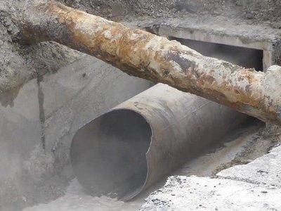 Трубопровод прорвало в Уральске: жилые дома остались без горячей воды