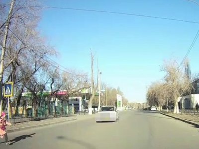 Школьницу чуть дважды не сбили на зебре в Павлодаре