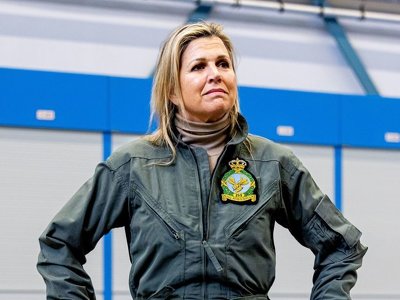 Примерила форму летчика: королева Нидерландов Максима посетила военную базу