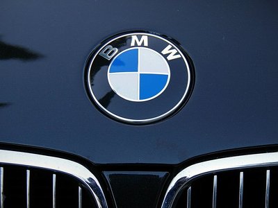 BMW пытается снизить расходы на аккумуляторы: какой подход применит