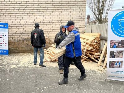 У Берислав доставили будівельні матеріали для ремонту будинків, пошкоджених обстрілами росіян