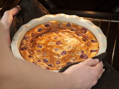 Голландський панкейк з вишнями в духовці