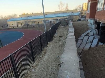 Облицовка упала с фундамента новостройки в Караганде