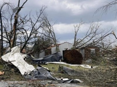 Разрушительное торнадо прошлось по югу и западу США