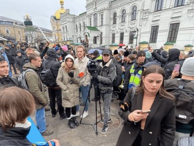 Служба на вулиці, чай і цукерки: протестувальники біля Лаври вимагають виселити УПЦ МП (відео)