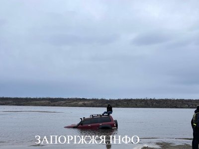 У Запоріжжі з Дніпра дістали …джип (фото, відео)