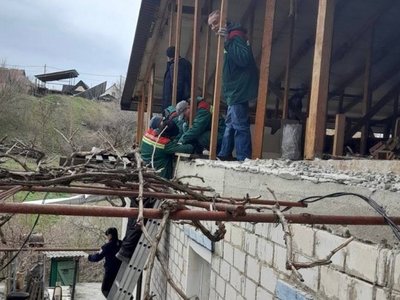 У Запоріжжі комунальники без вихідних усувають наслідки ракетного обстрілу