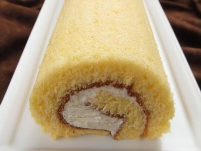 Нежный рулет со сгущенкой и арахисом. Кулинарный эксперт объяснила, зачем добавлять воду в бисквитное тесто
