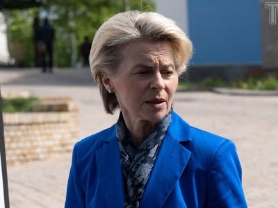 В синем жакете и с жемчужными серьгами-пусетами: Урсула фон дер Ляйен на Михайловской площади