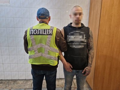 В Киеве мужчина трое суток держал в квартире сожительницу и пытал паяльником