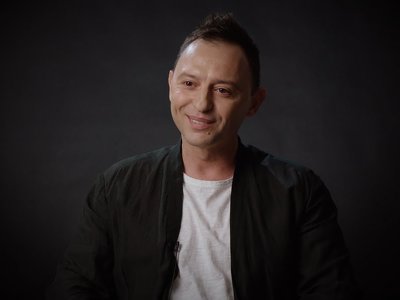 Матерился и бросал стулья: русский певец устроил пьяный дебош и драку в баре (ВИДЕО)