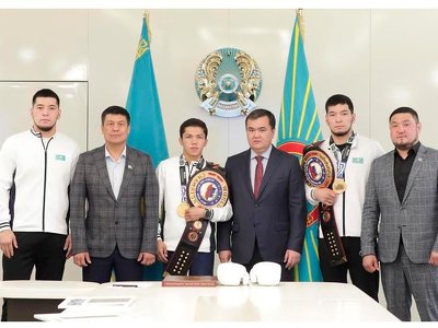 Чемпионам мира по боксу подарили квартиры в Астане