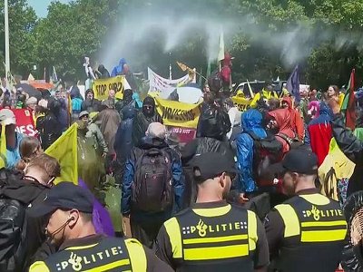 Более тысячи экоактивистов задержала полиция в Гааге