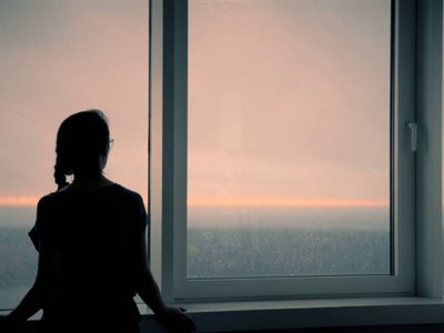 13-летняя школьница выпала из окна четвертого этажа в Костанае