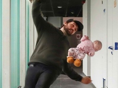 Папа двух детей публикует фото с малышами, на которые больно смотреть, если нет чувства юмора