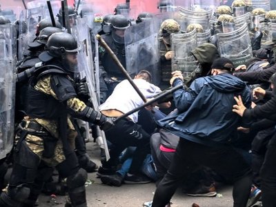 В Косово произошли столкновения сербских демонстрантов с миротворцами НАТО и полицией