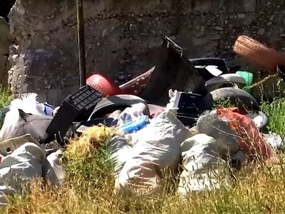 Сельчане вывалили мешки с мусором прямо у акимата