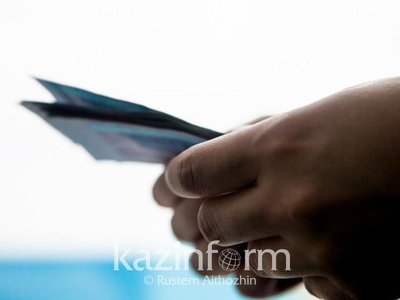 Главу отдела и следователя полиции Шымкента подозревают в получении взятки