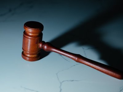 По три года получили двое мужчин за изнасилование парня в Алматы