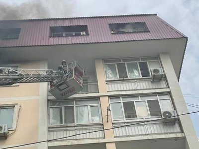 7 человек вытащили из горящей квартиры спасатели Атырау