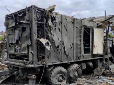 В сети сообщают об уничтожении в Херсонской области российского командного пункта ЗРК С-400 Триумф 55К6Е