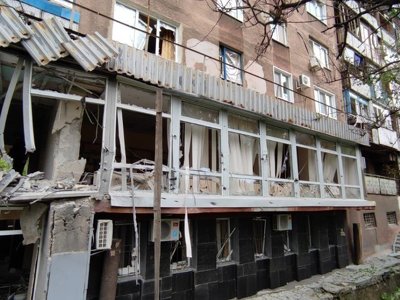 В Донецкой области россияне обстреляли дома, школу и медучреждения: шесть человек ранены (ФОТО)