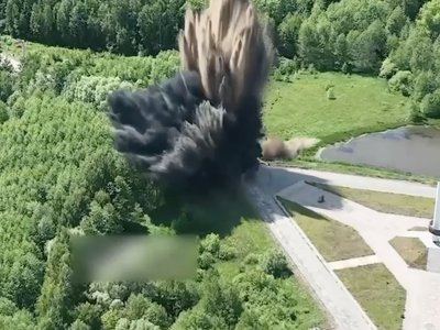 Боятся наступления ВСУ. Россияне подорвали дорогу на границе с Украиной и Беларусью (ВИДЕО)