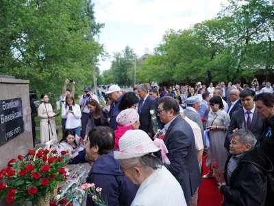Цветы к памятнику Алихана Бокейханова возложили в Семее