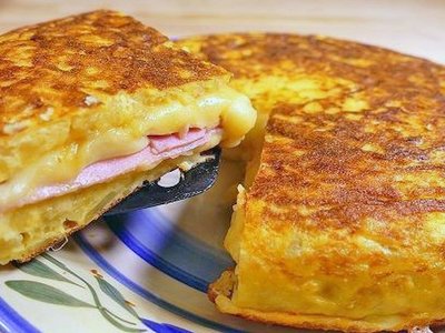 Картопляний пиріг з сиром на сковороді
