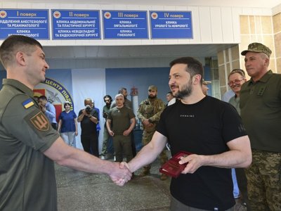 Зеленский посетил госпиталь с ранеными защитниками в Одесской области