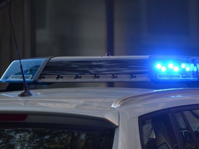 Автомобиль оказался без колеса: на киевском мосту Патона произошло ужасное ДТП