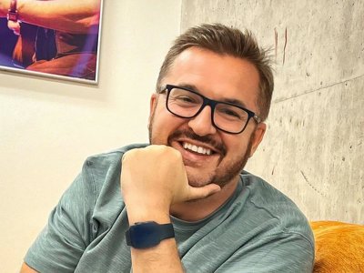 Я говорю: Я матюкаться не буду. А генерал сказал: Мы будем! Давай про корабль! Пономарев рассказал, как создавал песню Горить, палає