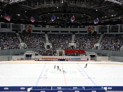 В Баку открылась ледовая арена