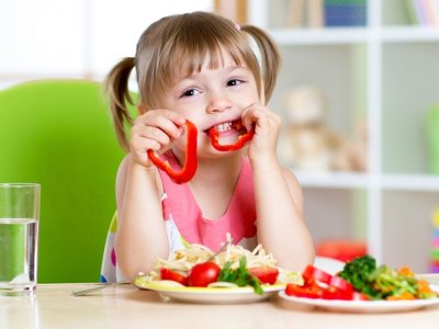 Ребенок не хочет есть мясо: заставлять или заменить?