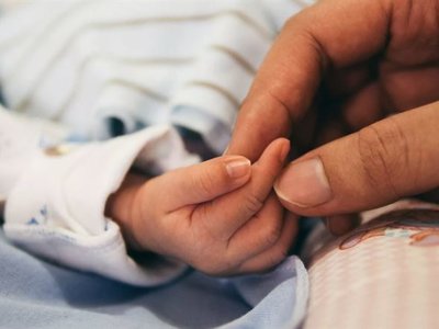 Кыргызстанка пыталась продать новорожденную дочь за iPhone и билет в Россию