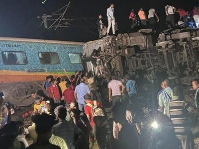В Індії пасажирський потяг зіштовхнувся із товарним – десятки загиблих
