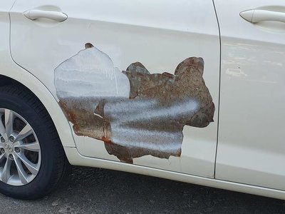 Через три роки після покупки, з китайського авто почала відпадати фарба (Фото)