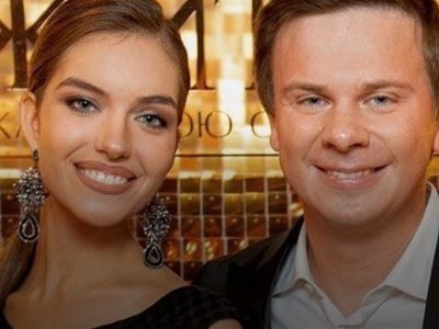 Дружина Дмитра Комарова спантеличила вибором сукні для фотосесії
