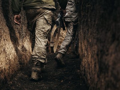 Иногда расстояние между нами достигает 30-50 метров. Слышно, как раненые россияне зовут на помощь, - воин 130-го батальона ТРО Дмитрий Беляк о боях в Бахмуте. ВИДЕО