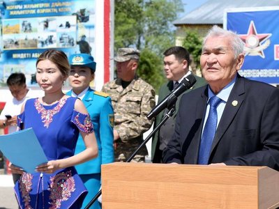 Автор герба Казахстана встретился с военнослужащими Вооруженных сил