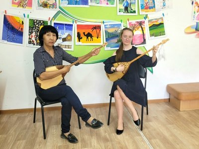 Звучание домбры вдохновило школьницу на изучение казахского языка