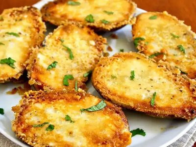 Хрустка картопля половинками: рецепт з пармезаном