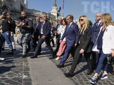 З рожевою помадою і в жакеті з золотими ґудзиками: прем’єр-міністерка Італії на урочистому заході в Римі (Фото)