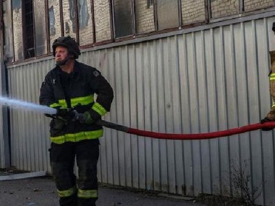 У Херсоні після ворожого обстрілу в складському приміщенні виникла пожежа