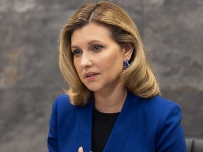 В жакете индиго и с красивой прической: Елена Зеленская онлайн приняла участие в конференции