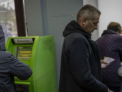 ПриватБанк не принимает доллары и евро в терминалах и банкоматах: какая причина
