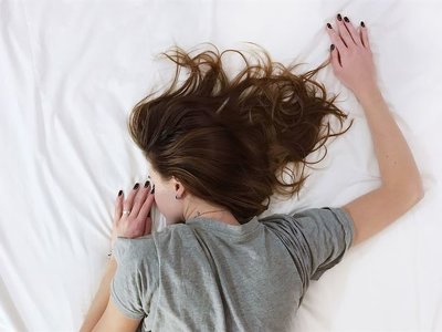 Психолог подсказала необычный способ лучше спать в жару