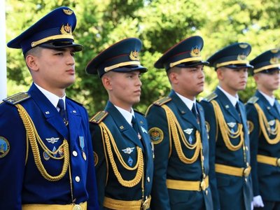 Министр обороны вручил офицерские погоны лучшим курсантам военных вузов