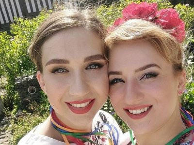 В Англії солістки народного ансамблю танцю «Радість» присвятили танець хлопцям з ЗСУ (відео)